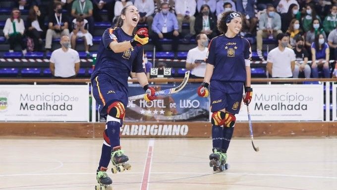 Dos jugadoras españoles celebran un tanto.