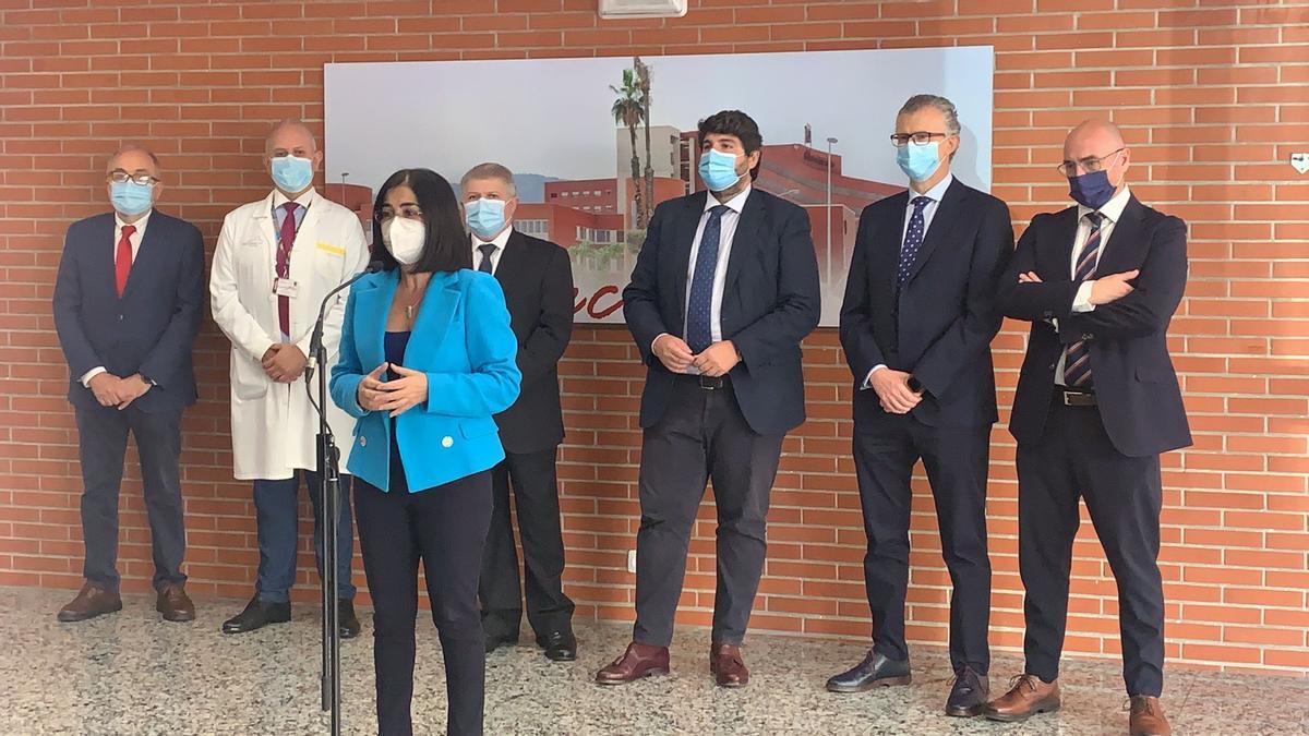 La ministra Carolina Darias, junto al presidente regional López Miras y otros altos cargos, en rueda de prensa