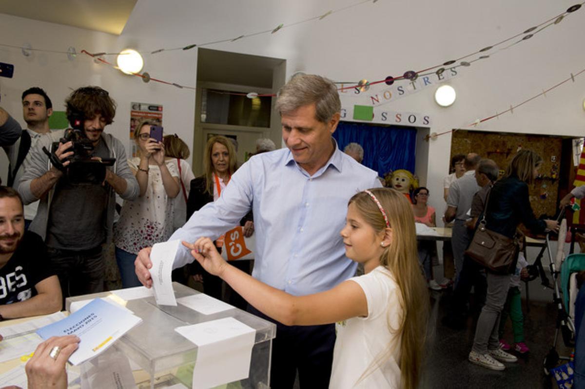 El candidato del PPC a la alcaldía de Barcelona, Alberto Fernández Díaz, vota, acompañado por su hija, en el colegio Pau Romeva.