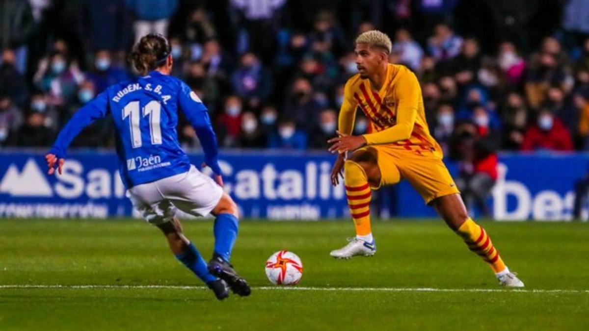 Araujo en el partit de dimecres al camp del Linares. | FC BARCELONA