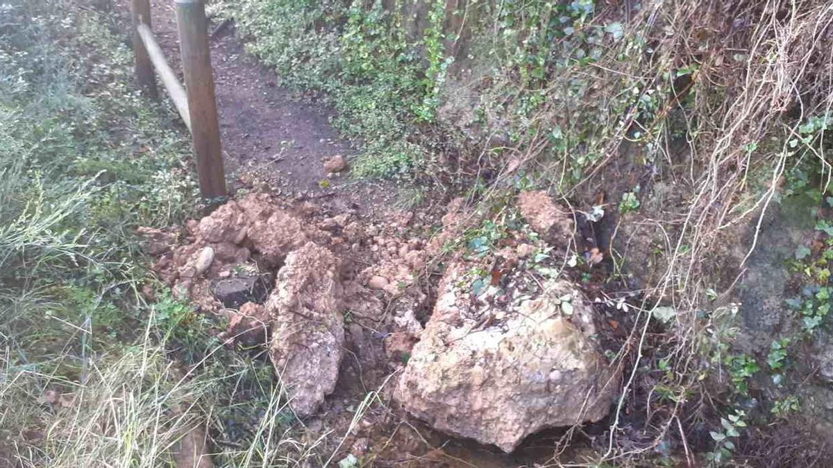 Las últimas lluvias provocaron desprendimientos en algunos puntos de la senda botánica de Vila-real que, por el momento, permanece cerrada hasta que se repare por urgencia.