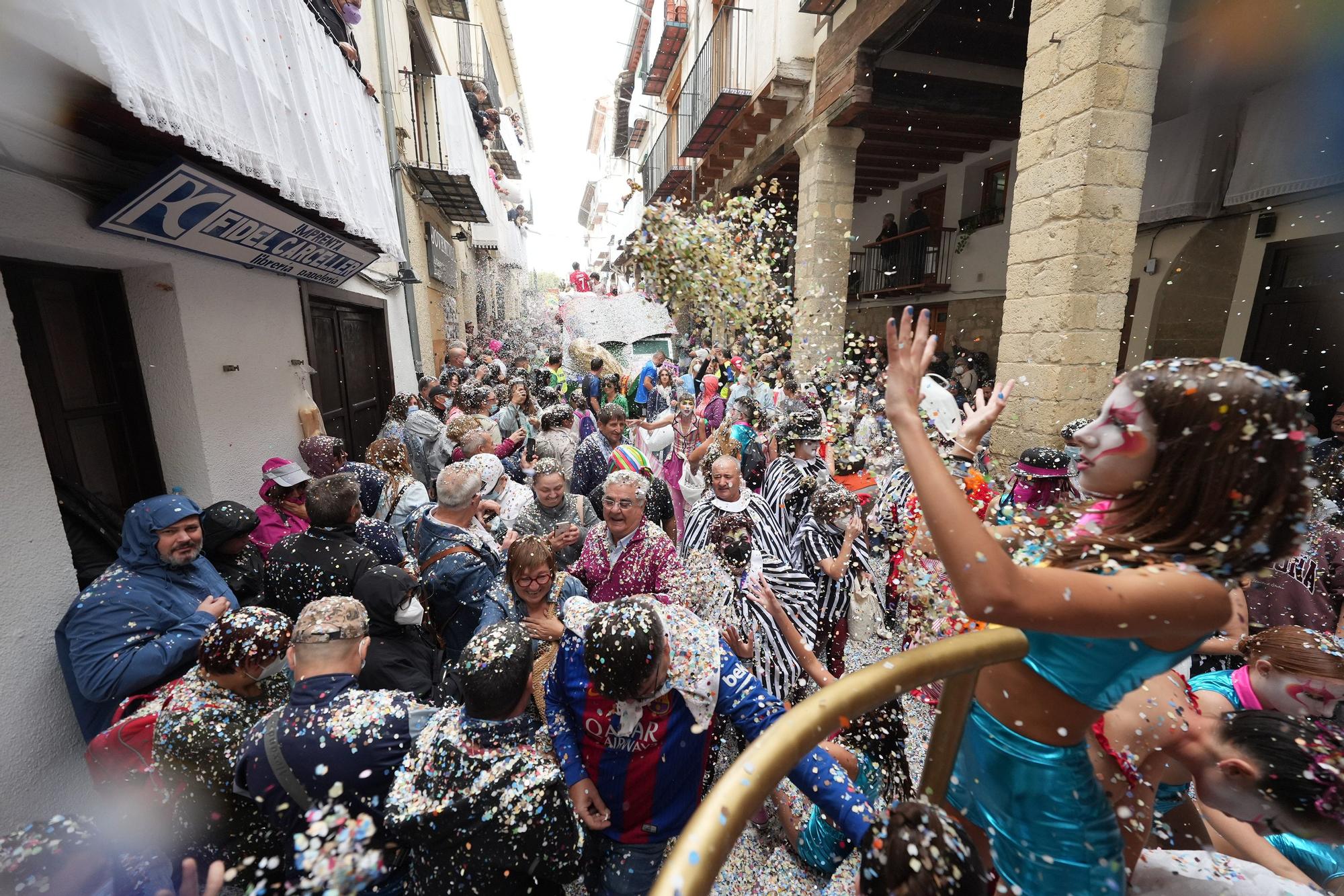 Búscate en el desfile de carrozas y disfraces de l'Anunci de Morella