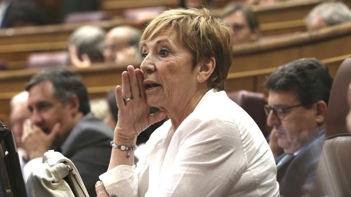 Celia Villalobos, 'cazada' distraída de nuevo con su 'tablet' en el Congreso