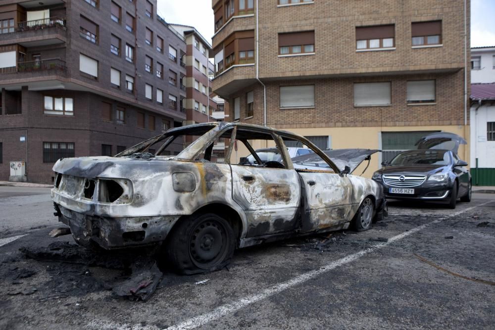 Coche quemado en un aparcamiento en Sama, Langreo