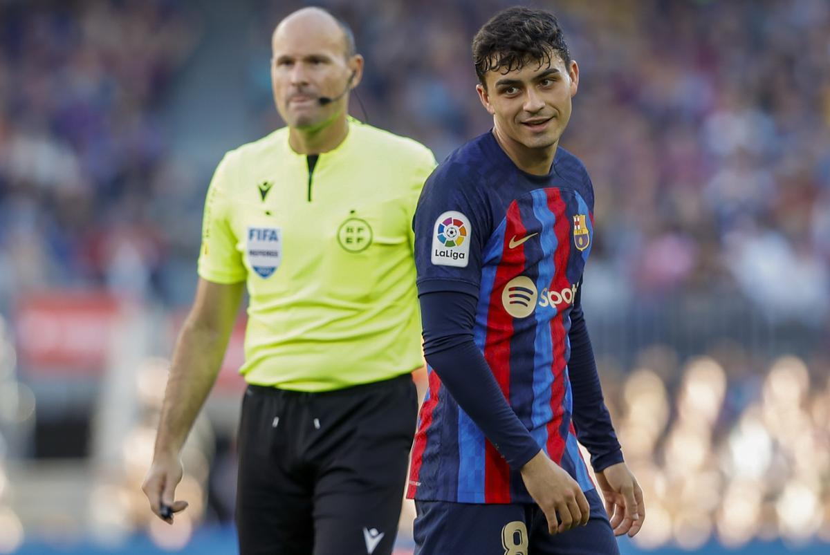 BARCELONA, 31/12/2022.- El centrocampista del FC Barcelona Pedri (d) durante el partido de la jornada 15 de LaLiga disputado ante el Espanyol este sábado en el Camp Nou de Barcelona. EFE/Andreu Dalmau