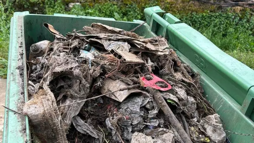Aliste denuncia un posible “boicot” a la recogida de basura con contenedores llenos de piedras y vigas