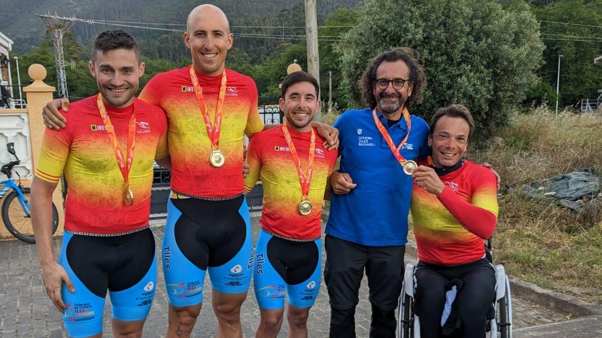 Los ciclistas de la selección balear, con sus maillot de campeones de España
