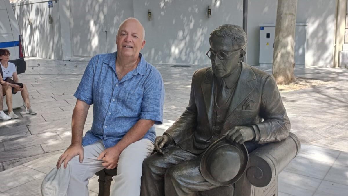 Eusebi Ayensa fotografiado junto a la escultura de bronce del poeta Kavafis, obra del escultor Praxitelis Tzanoulinos, ubicada en el paseo Dionysiou Areopagitou, frente a la biblioteca Onassis, muy cerca de la Acrópolis y el Arco de Adriano.
