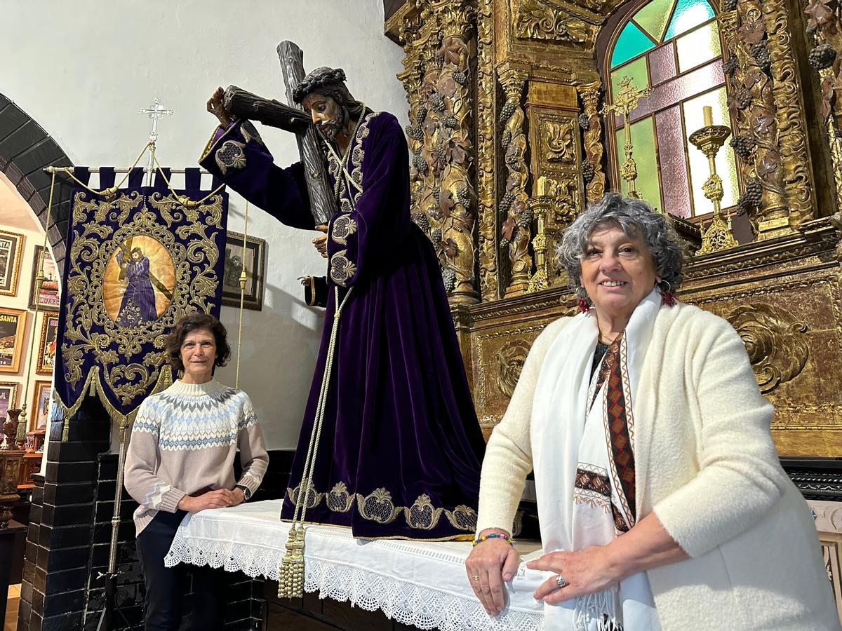 Paz Paredano y Lidia Rico, posan en la capilla de La Atalaya.