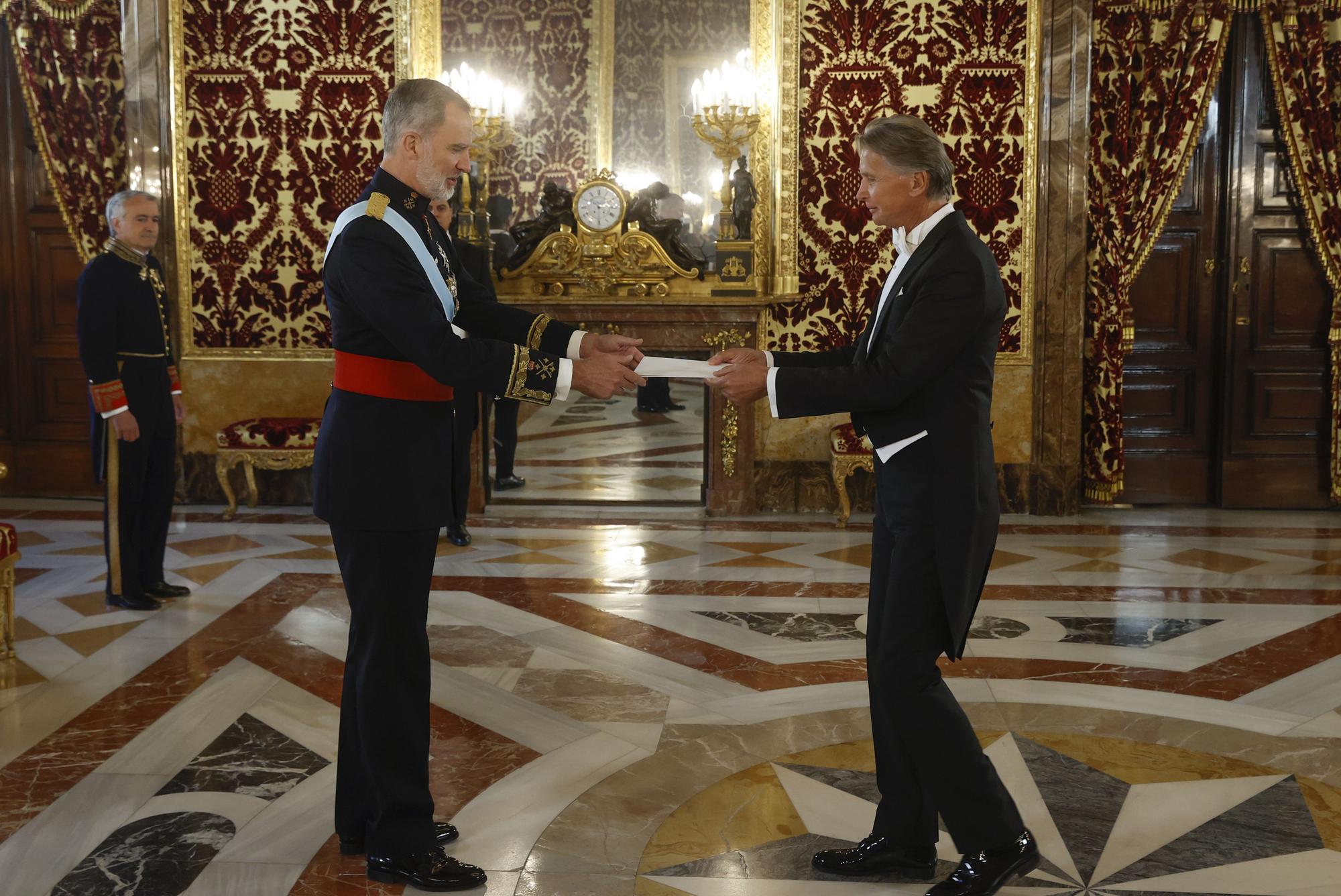 MADRID, 17/05/2023.- El rey Felipe VI recibe la credencial del embajador de Nicaragua en España, Maurizio Gelli, este miércoles en el palacio de la Zarzuela en Madrid.