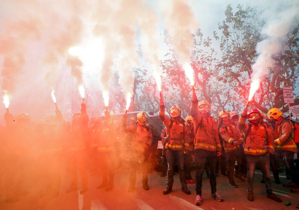 Les protestes de bombers i metges arriben al Parlament