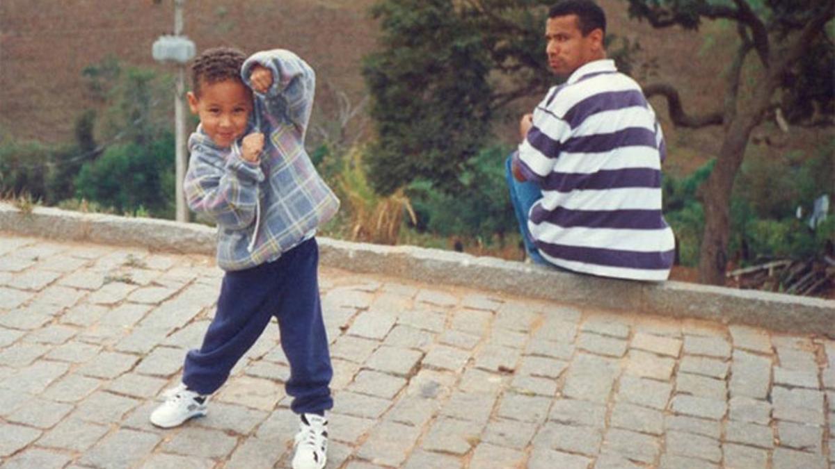 El delantero del FC Barcelona Neymar Júnior cuando era un niño junto a su padre Neymar Senior 