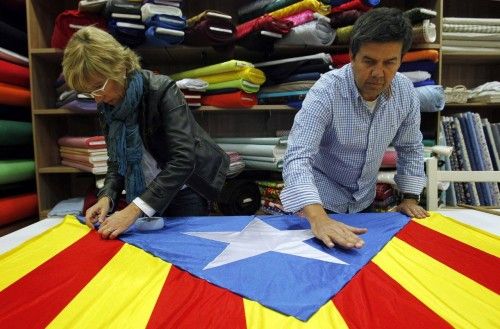 Margarita Bascompte y su marido Josep Rovira muestran una bandera independentista catalana