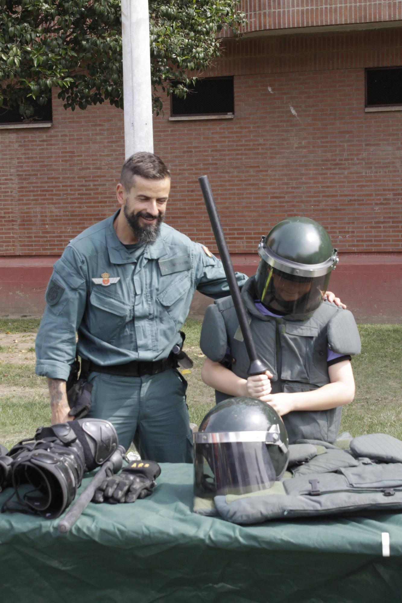 La visita de la Guardia Civil al colegio gijonés de Laviada, en imágenes