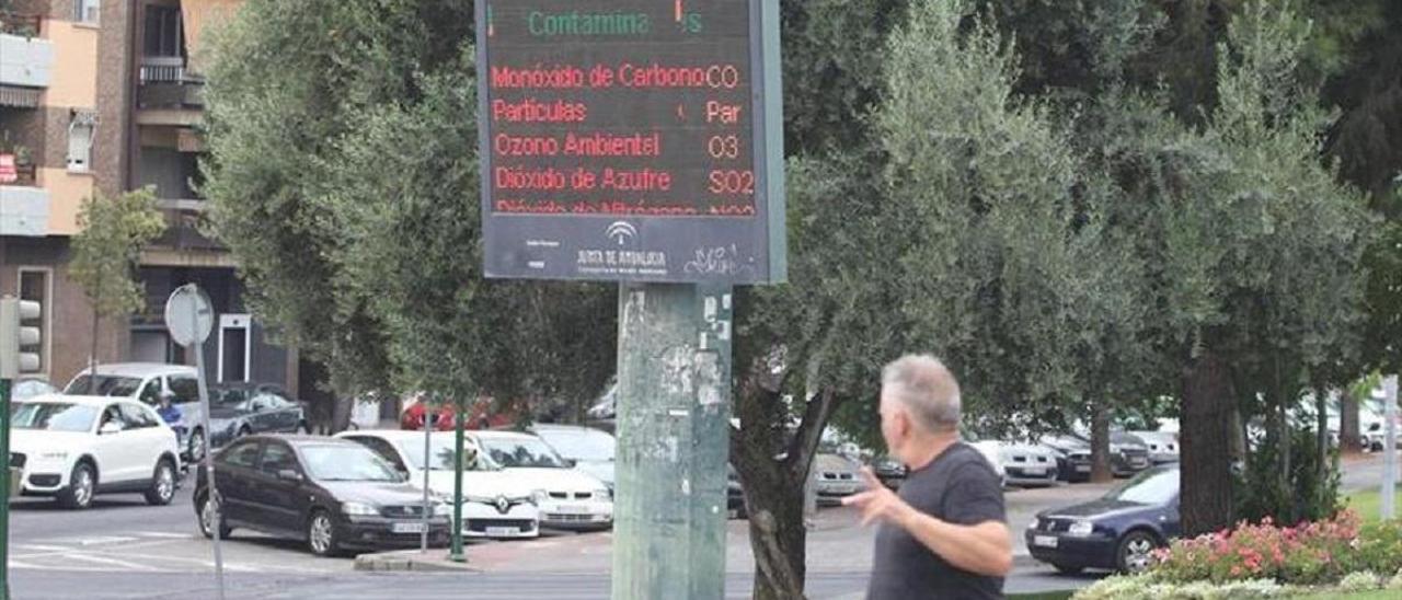 Panel informativo con los niveles de contaminación del aire en una avenida de la capital cordobesa.