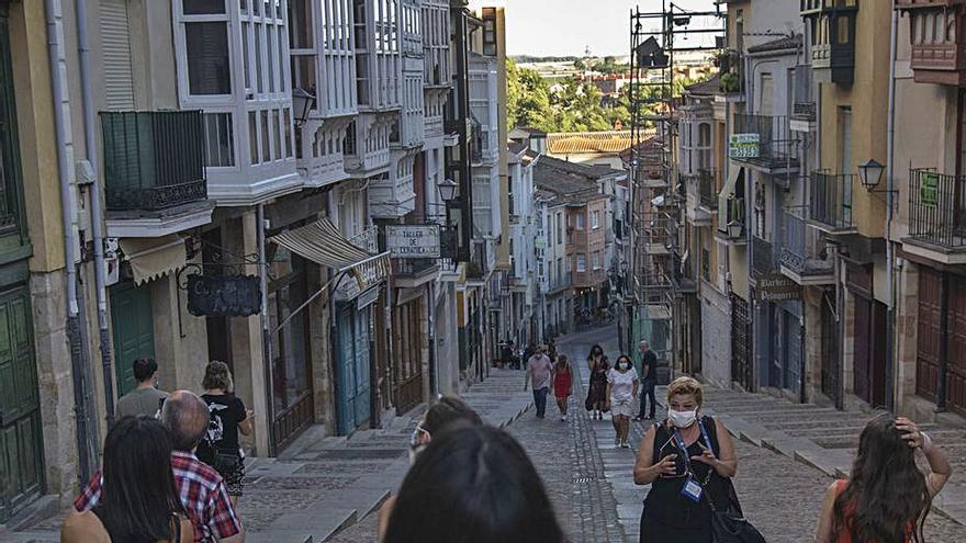 Un grupo de turistas en la calle de Balborraz. | Jose Luis Fernández