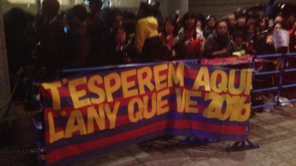 Cientos de aficionados, en la puerta del hotel del Barça