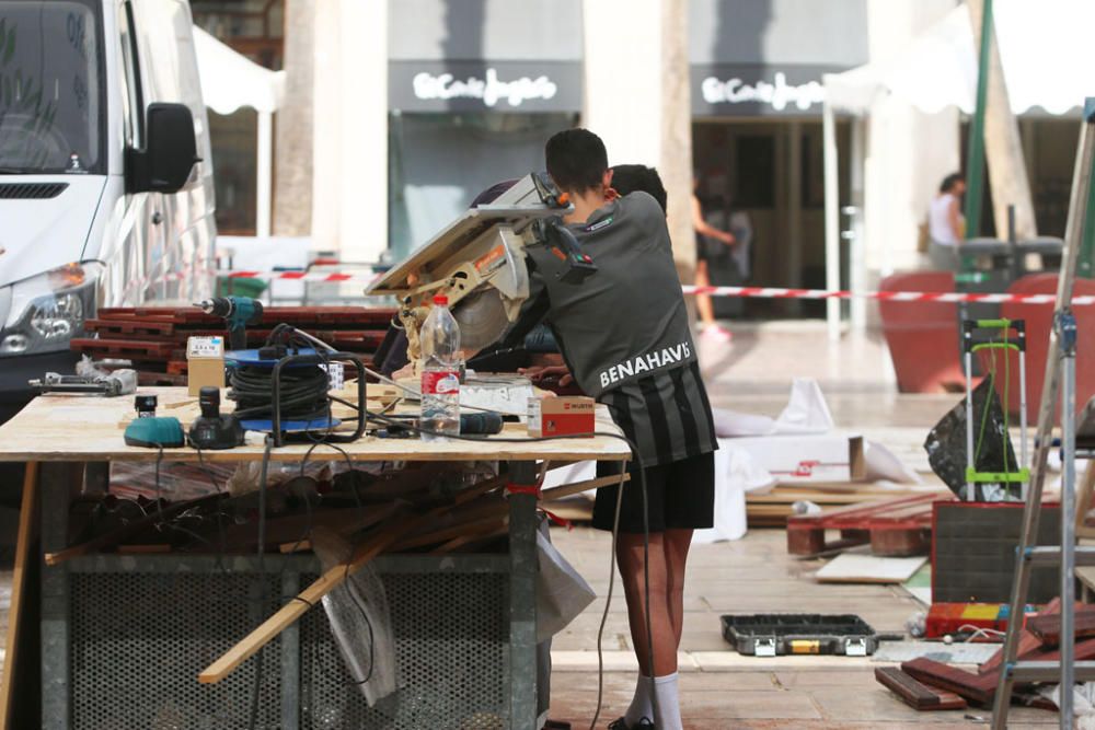 Bares, restaurantes y casetas del Centro Histórico de la ciudad se engalanan y abastecen en las horas previas al inicio de la Feria de Málaga