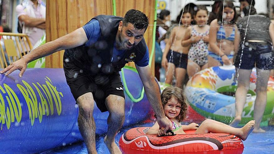 González, con un tobogán acuático en Lalín.   | // BERNABÉ/JAVIER LALIN