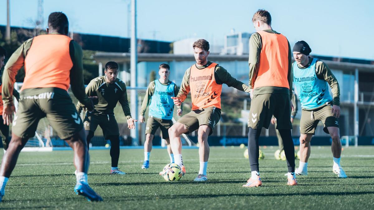 Un momento del entrenamiento de ayer.