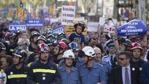 Miembros del cuerpo de bomberos en la manifestación.