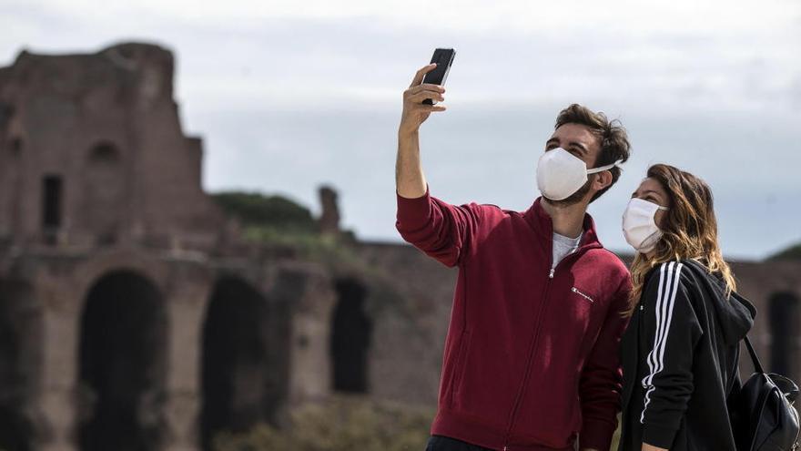 Una pareja se hace un selfie en Circo Massimo.