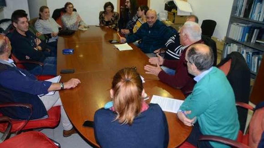 Representantes de los trabajadores y de los grupos de Moaña. // G.N.