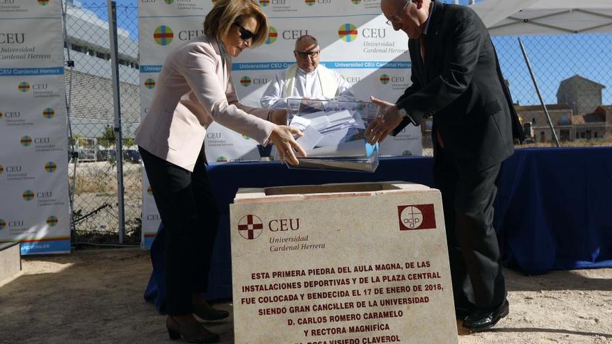 Romero Caramelo, el pasado enero, cuando colocó la primera piedra del Aula Magna del CEU Cardenal Herrera junto a la rectora Rosa Visiedo.