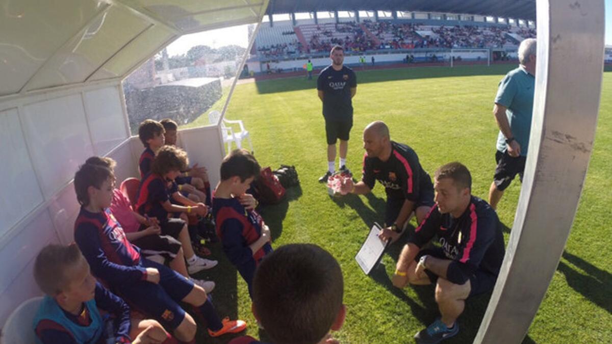 Jordi Pérez y sus ayudantes hablan con sus jugadores en el descanso de su partido