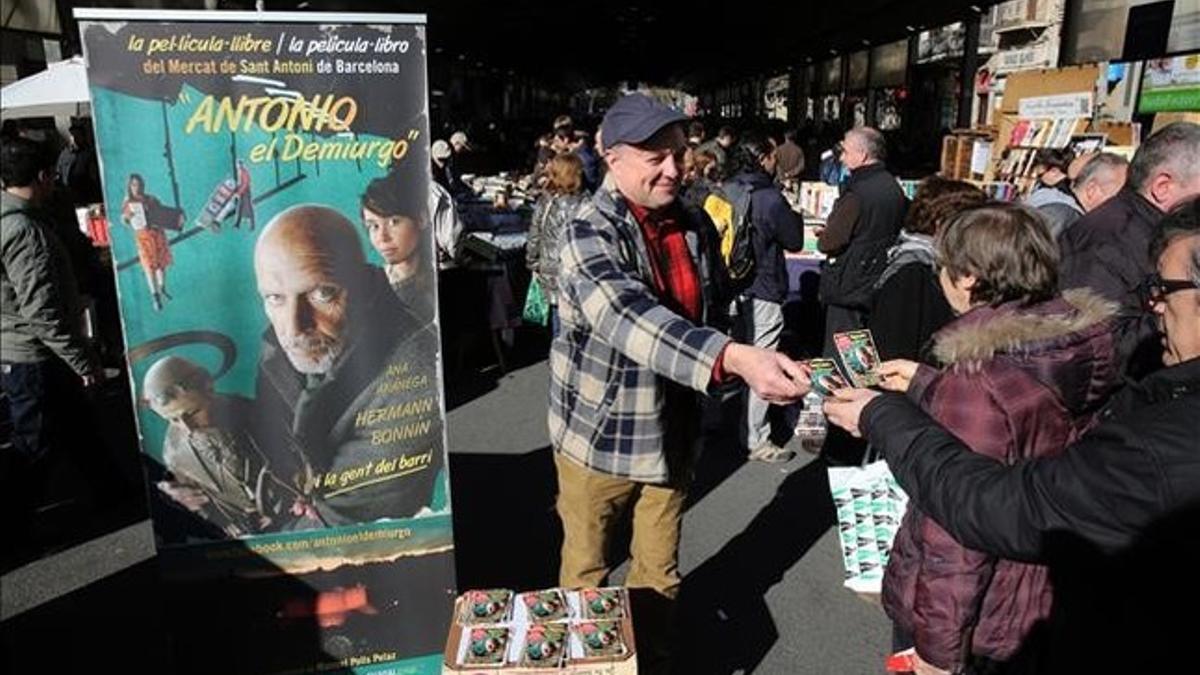 Manuel Polls, repartiendo octavillas de su película el domingo en el mercado del libro de Sant Antoni.