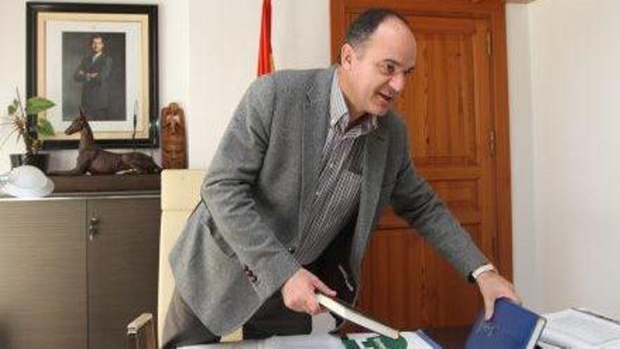 El alcalde de Santa Eulària, Vicent Marí, recoge unos documentos en la mesa de su despacho.