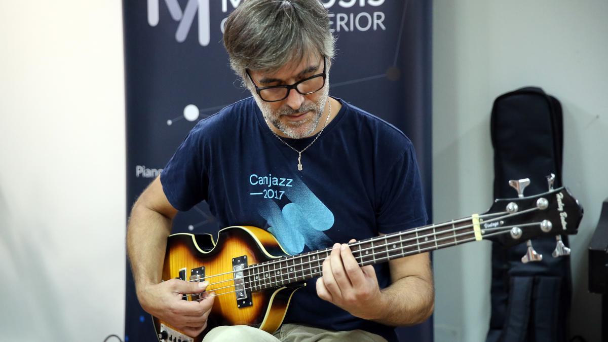 El guitarrista vigués Felipe Villar actúa con su trío en la jam de La Casa de Arriba