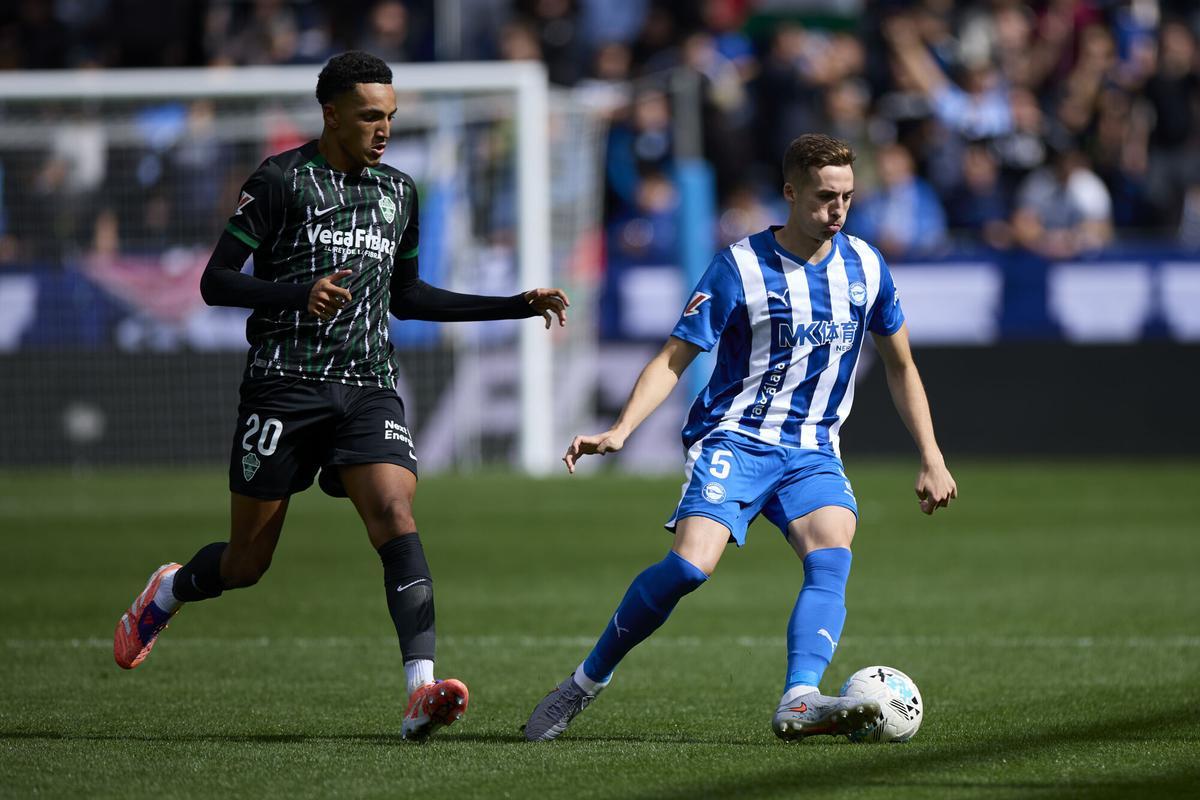 Alvaro Rodriguez of Elche CF competes for the ball with Jon Pacheco of Deportivo Alaves during the LaLiga EA Sports match between Deportivo Alaves and Elche CF at Mendizorrotza on October 5, 2025, in Vitoria, Spain. AFP7 05/10/2025 ONLY FOR USE IN SPAIN. Ricardo Larreina / AFP7 / Europa Press;2025;SPAIN;SPORT;ZSPORT;SOCCER;ZSOCCER;Deportivo Alaves v Elche CF - La Liga EA Sports;
