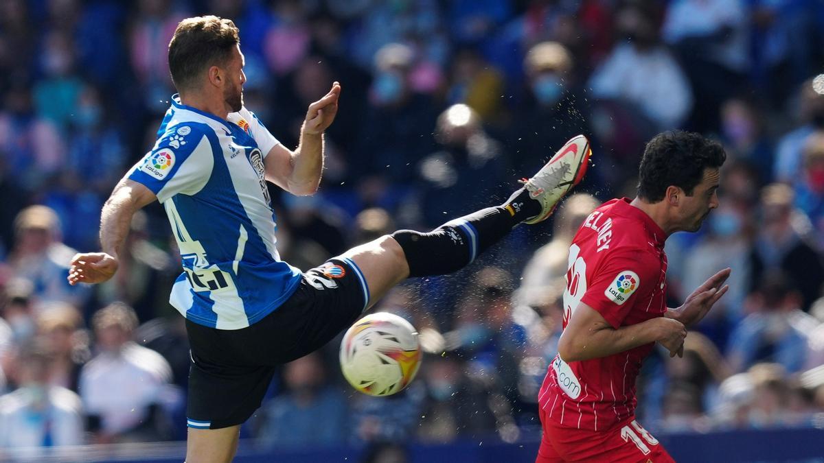 Sergi Gómez trata de despejar ante Delaney.