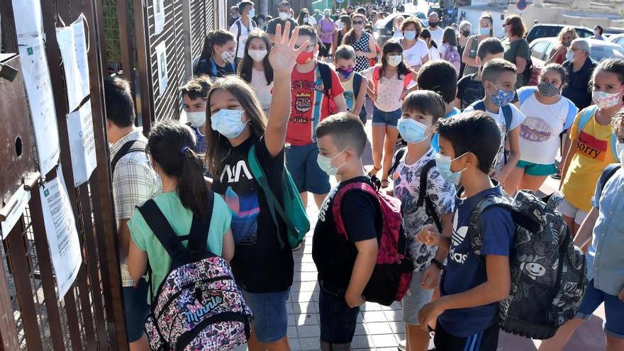 Alumnos esperan para entrar a un colegio en Almería.