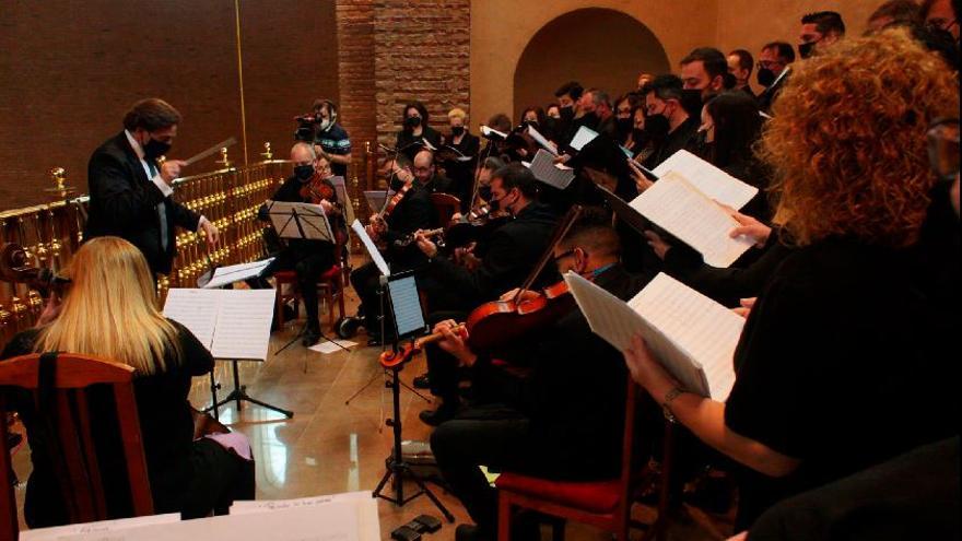 La coral Sant Jaume y Supramúsic han estrenado el nuevo espacio para el coro habilitado en la basílica.