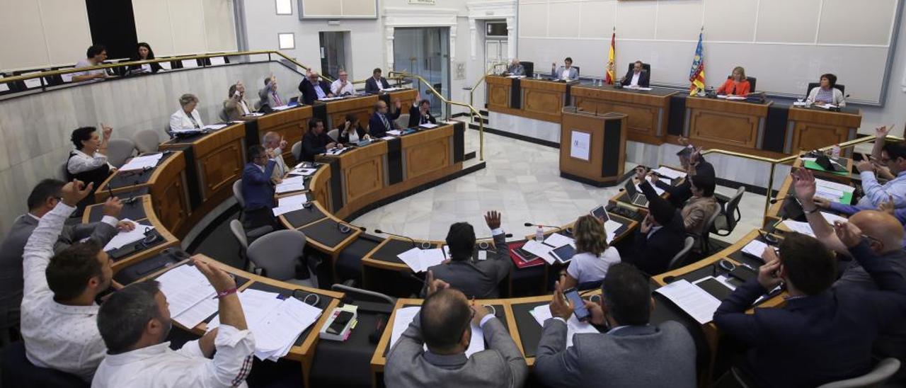 La mayoría de derechas en la Diputación abre la puerta a que Carlos Mazón la presida