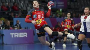 Maitane Etxeberria efectúa un lanzamiento ante Paraguay.