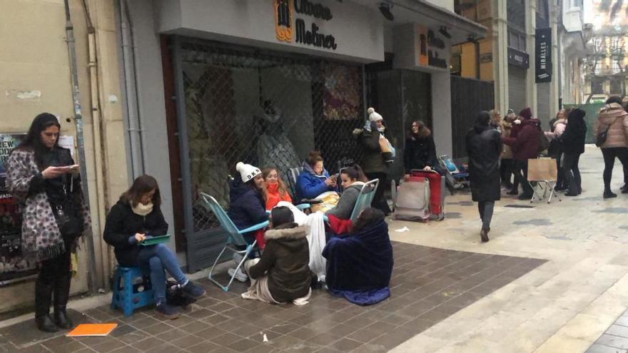 Trescientas falleras en cola para peinarse en Fallas