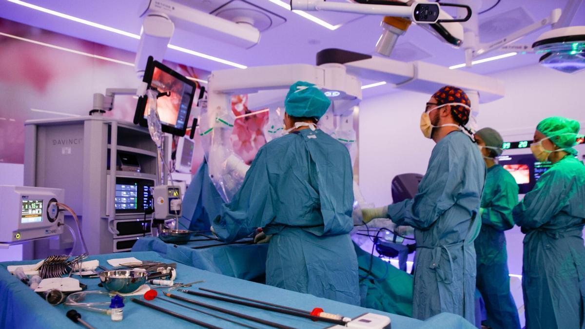 Varios cirujanos durante una operación de estómago con el robot Da Vinci en un quirófano.