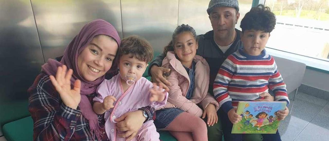 Por la izquierda, Amal, Mansef, Dina, Abdeljail Buamar y Haytam, ayer a la entrada de la planta de hospitalización pediátrica.