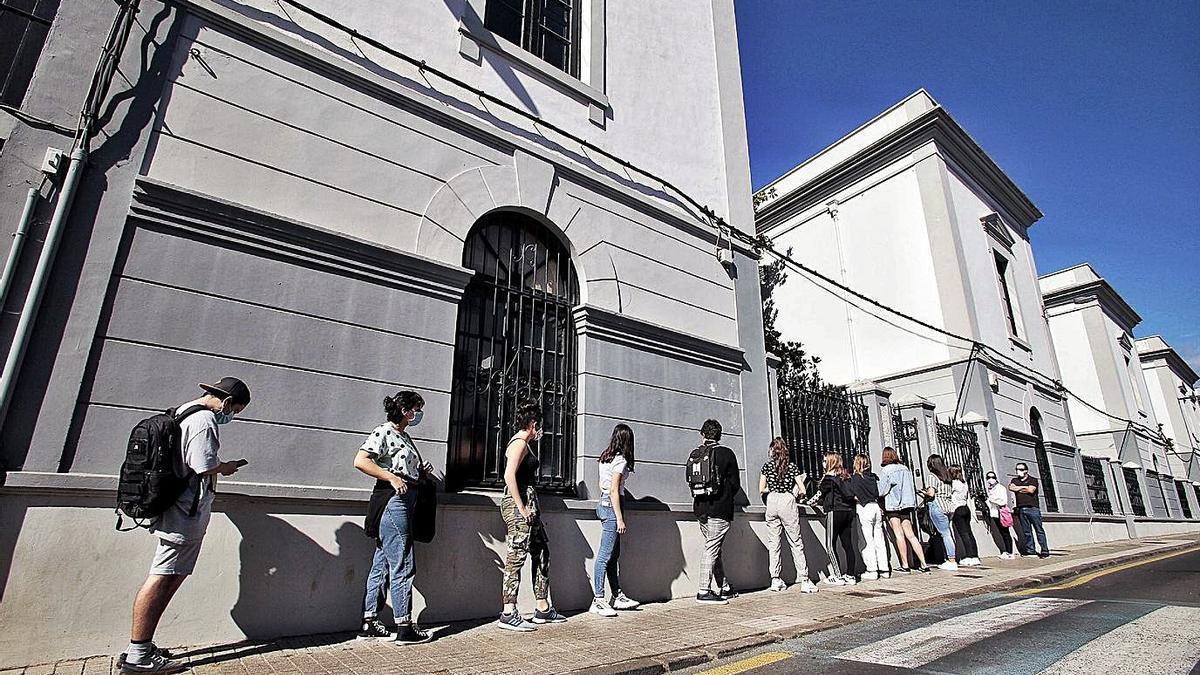 Alumnos a las puertas del IES Canarias Cabrera Pinto.