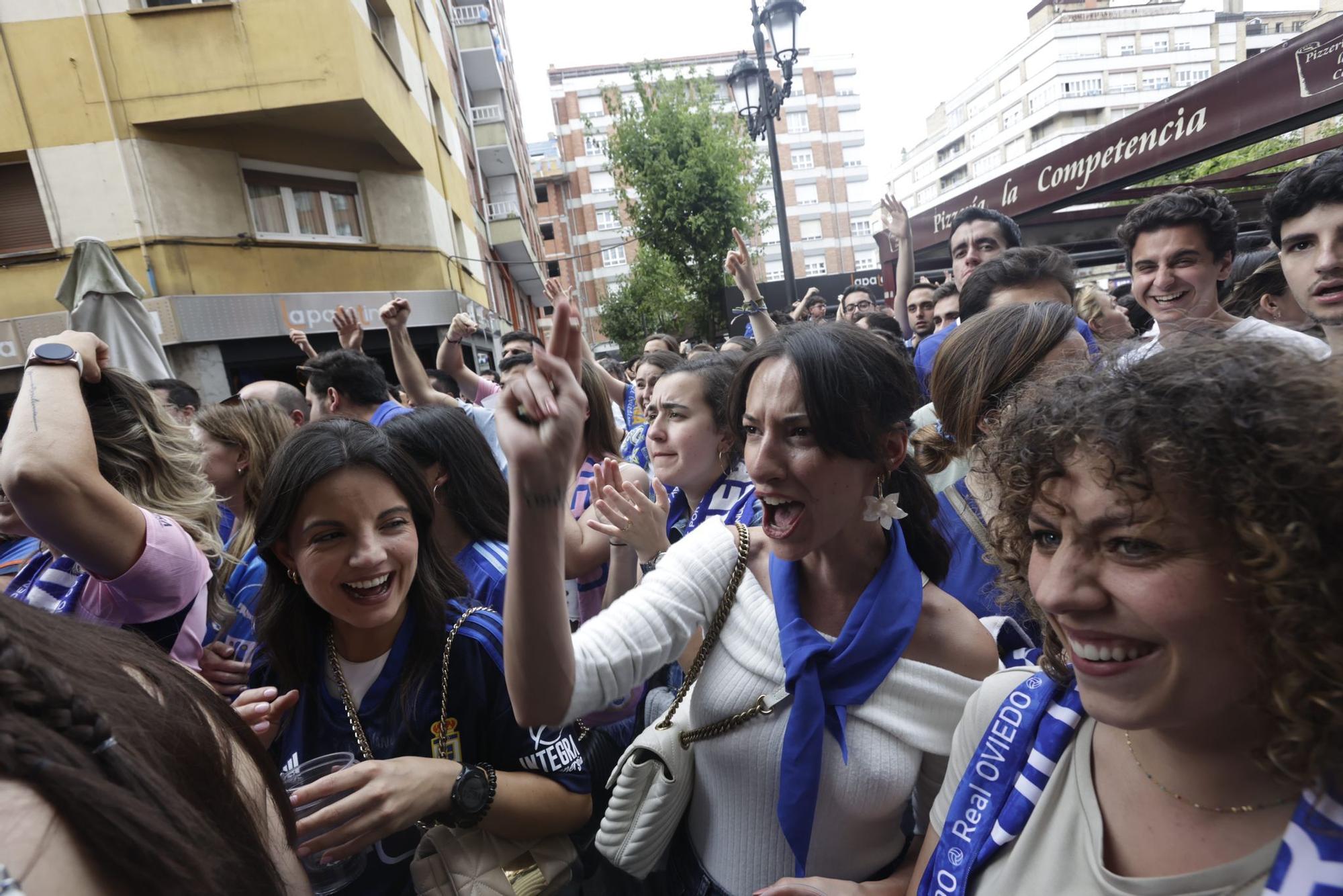 EN IMÁGENES: La afición del Oviedo se echa a la calle para ver el partido ante el Espanyol