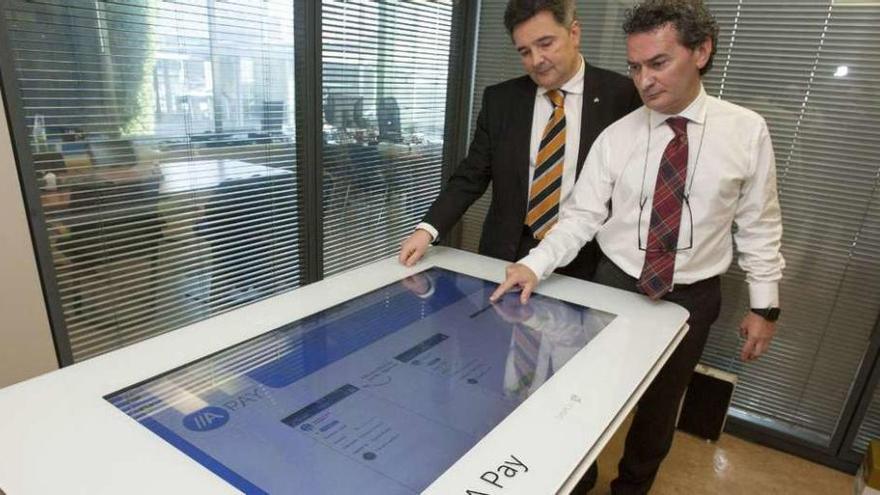 Jorge Blanco y Eduardo Aldao, durante una demostración del funcionamiento de la aplicación.