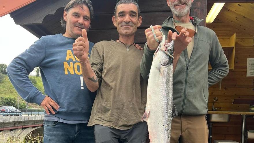 Un vecino de Colombres saca el primer salmón de la temporada en Cantabria