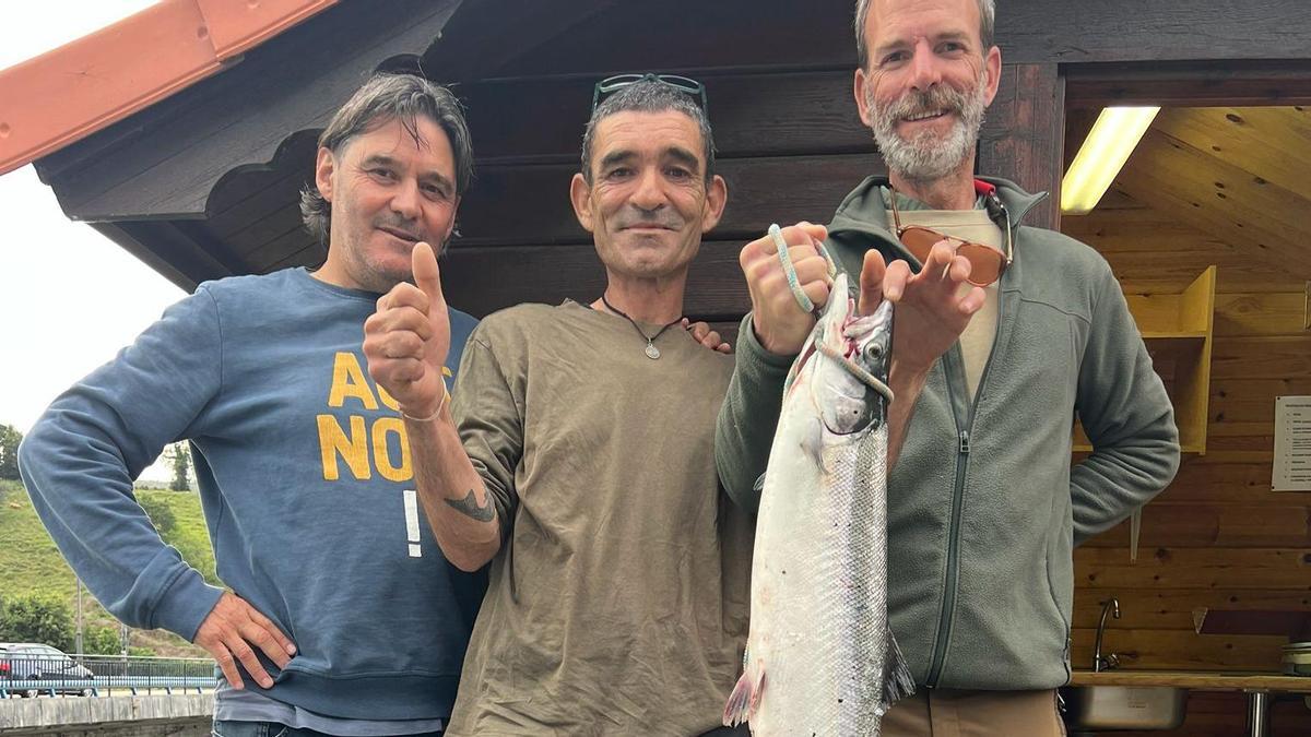 El primer salmón de la temporada en Cantabria