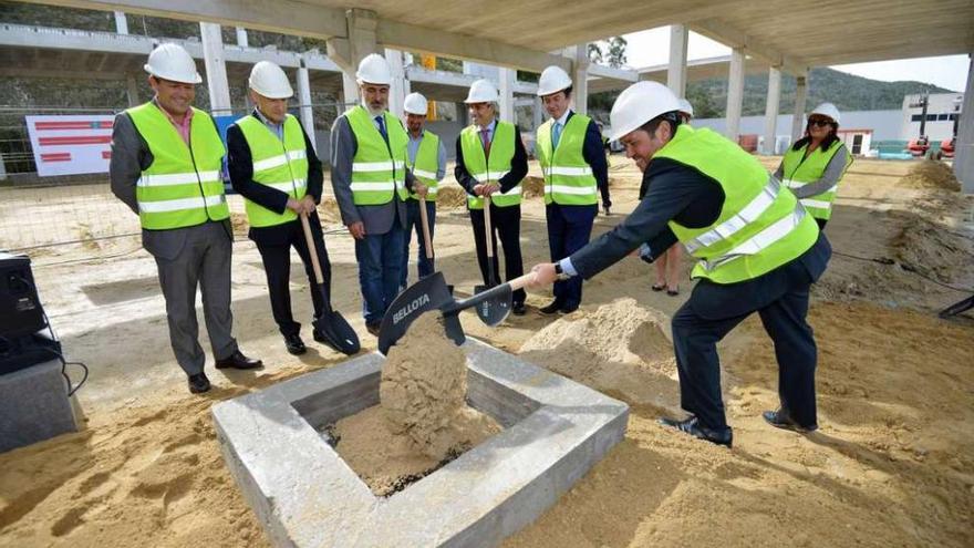 Momento en que el alcalde de Ponte Caldelas echa tierra sobre la primera piedra de la obra.