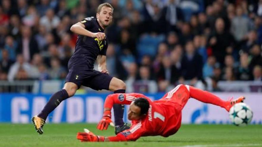 Keylor Navas, evitant una oportunitat de Kane anit al Santiago Bernabéu.