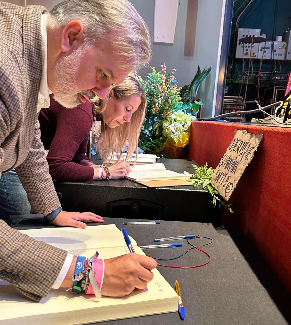 Guardiola y Pizarro, firmando en los libros de condolencias del homenaje a Robe en Plasencia.