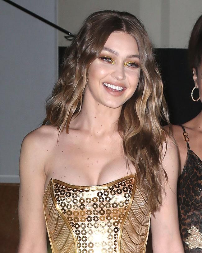 Gigi Hadid con sombras doradas en su 23 cumpleaños